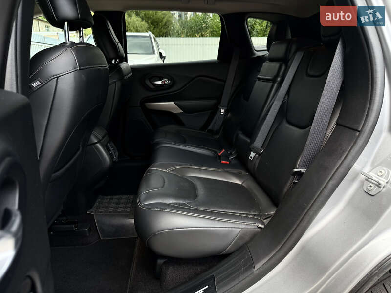 Внедорожник / Кроссовер Jeep Cherokee 2016 в Киеве