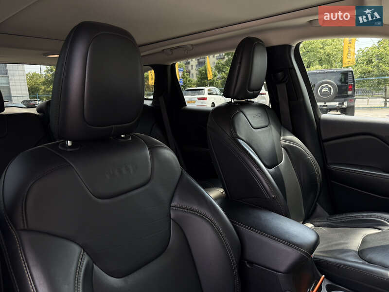 Внедорожник / Кроссовер Jeep Cherokee 2016 в Киеве