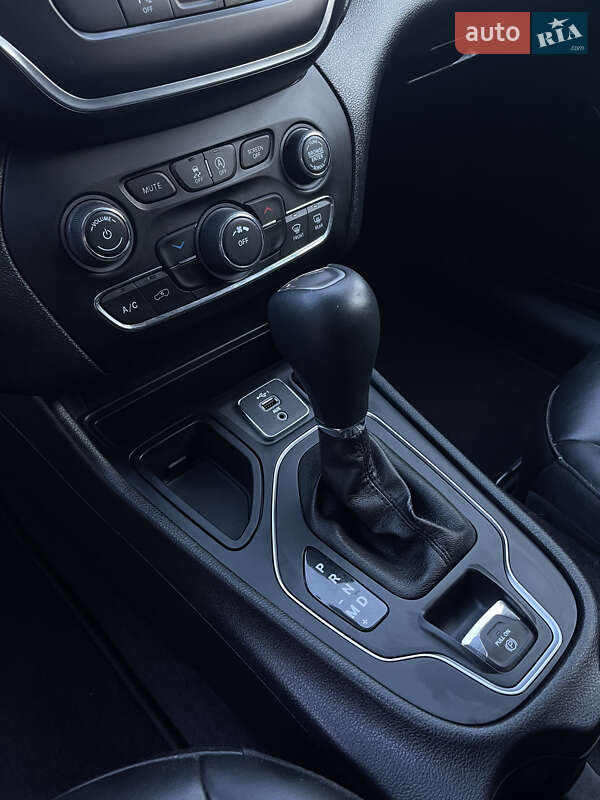 Внедорожник / Кроссовер Jeep Cherokee 2019 в Сумах