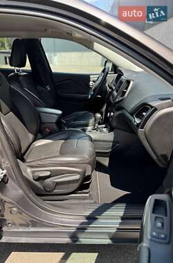 Внедорожник / Кроссовер Jeep Cherokee 2019 в 