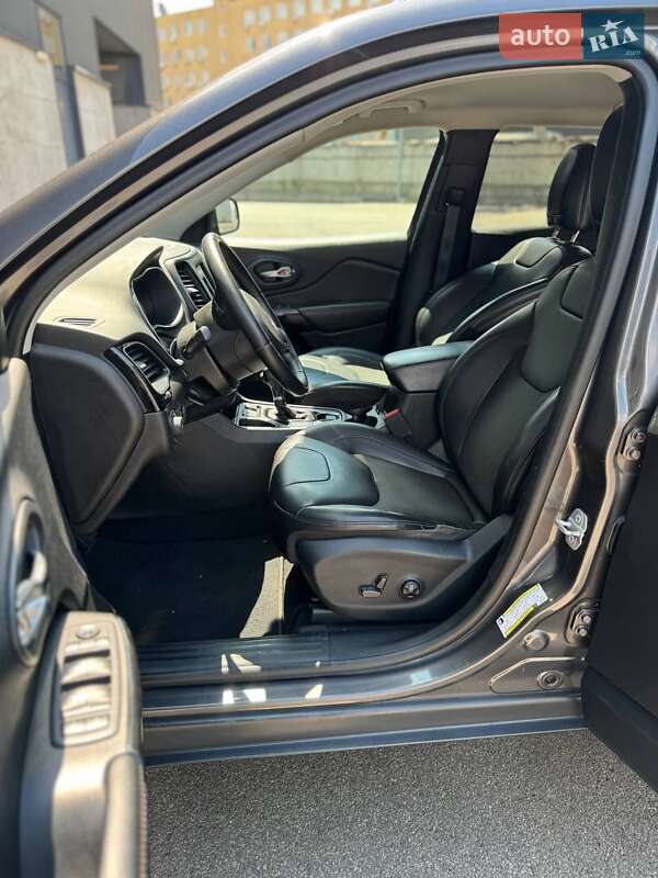 Внедорожник / Кроссовер Jeep Cherokee 2019 в Киеве
