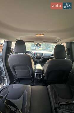 Внедорожник / Кроссовер Jeep Cherokee 2015 в 