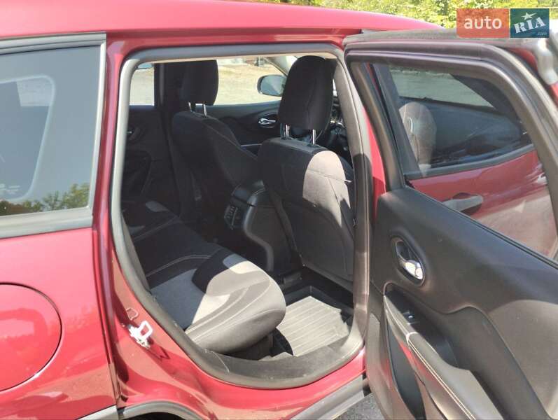 Внедорожник / Кроссовер Jeep Cherokee 2013 в Харькове