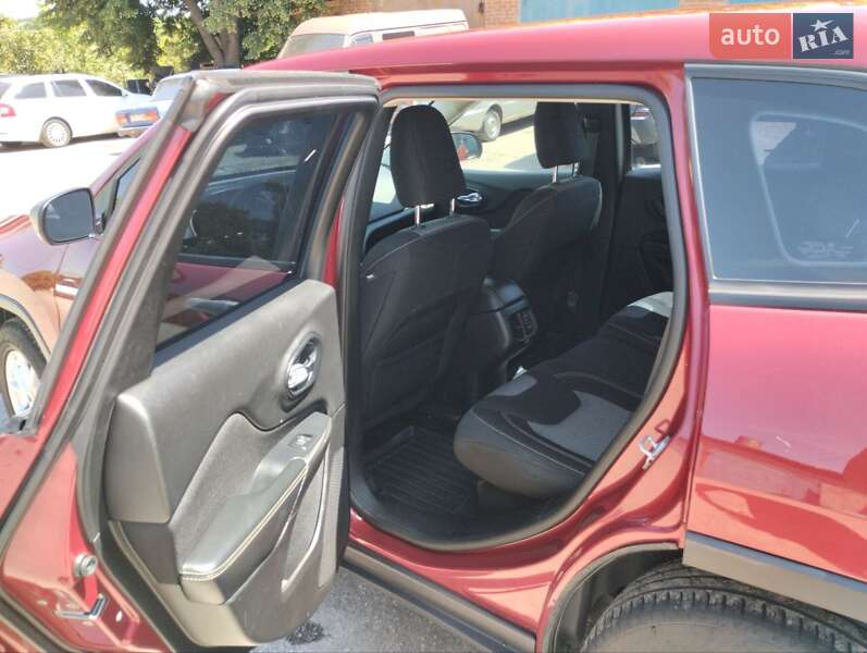 Внедорожник / Кроссовер Jeep Cherokee 2013 в Харькове