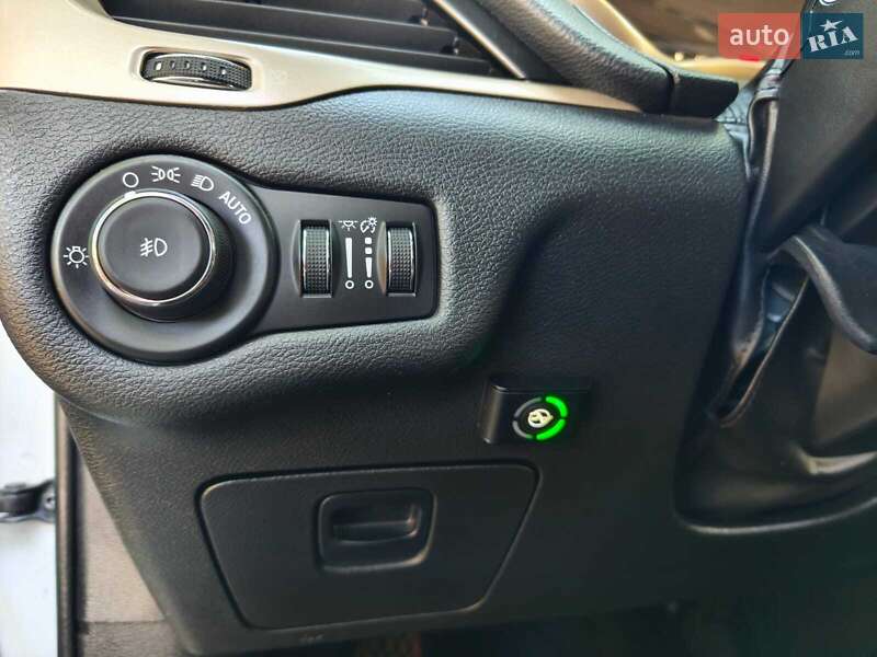Внедорожник / Кроссовер Jeep Cherokee 2015 в Киеве