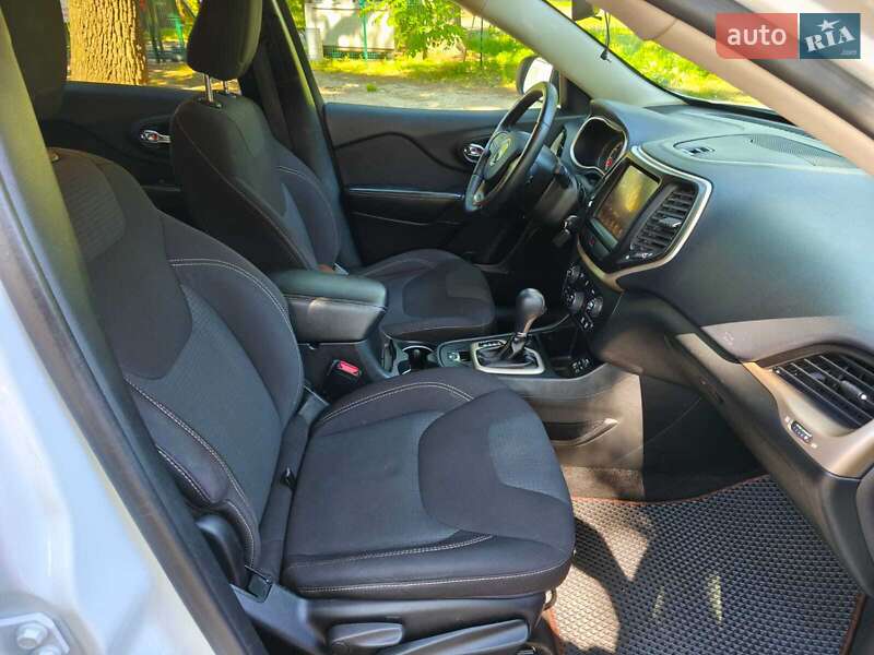 Внедорожник / Кроссовер Jeep Cherokee 2015 в Киеве