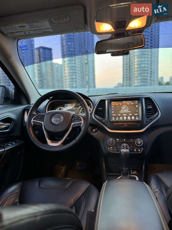 Внедорожник / Кроссовер Jeep Cherokee 2016 в Киеве