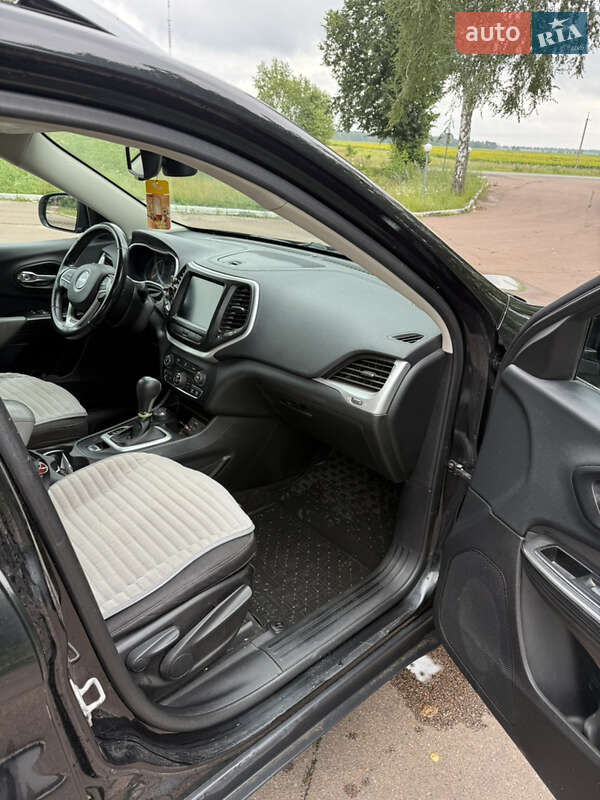 Внедорожник / Кроссовер Jeep Cherokee 2013 в Шостке
