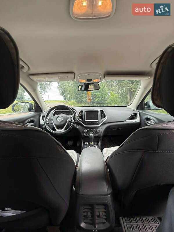 Внедорожник / Кроссовер Jeep Cherokee 2013 в Шостке