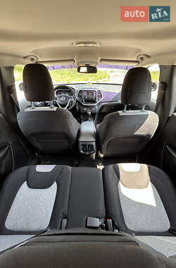 Позашляховик / Кросовер Jeep Cherokee 2013 в 