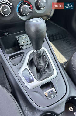 Позашляховик / Кросовер Jeep Cherokee 2013 в 