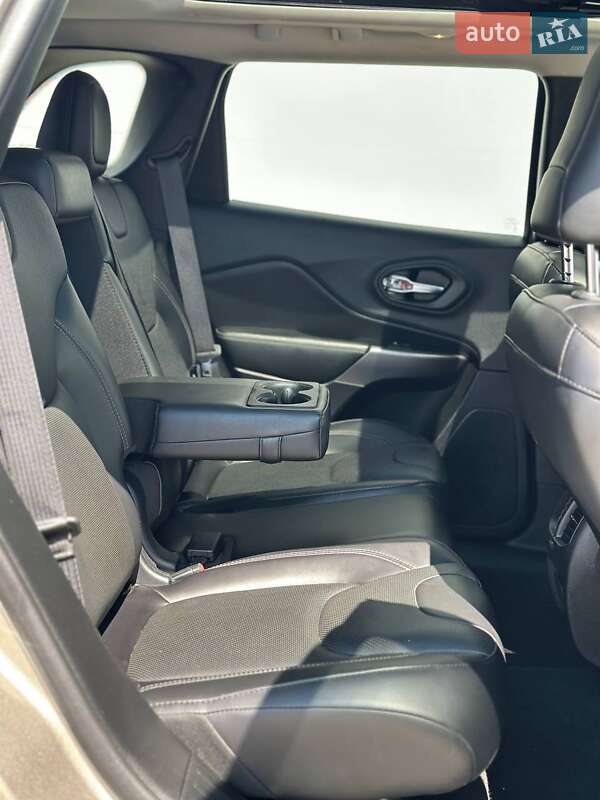 Внедорожник / Кроссовер Jeep Cherokee 2019 в Киеве