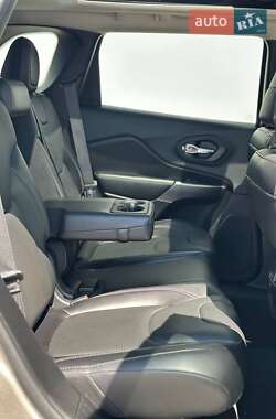 Позашляховик / Кросовер Jeep Cherokee 2019 в 