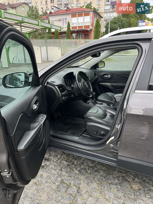 Внедорожник / Кроссовер Jeep Cherokee 2019 в Хмельницком
