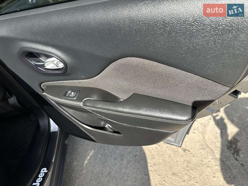 Позашляховик / Кросовер Jeep Cherokee 2014 в Сумах