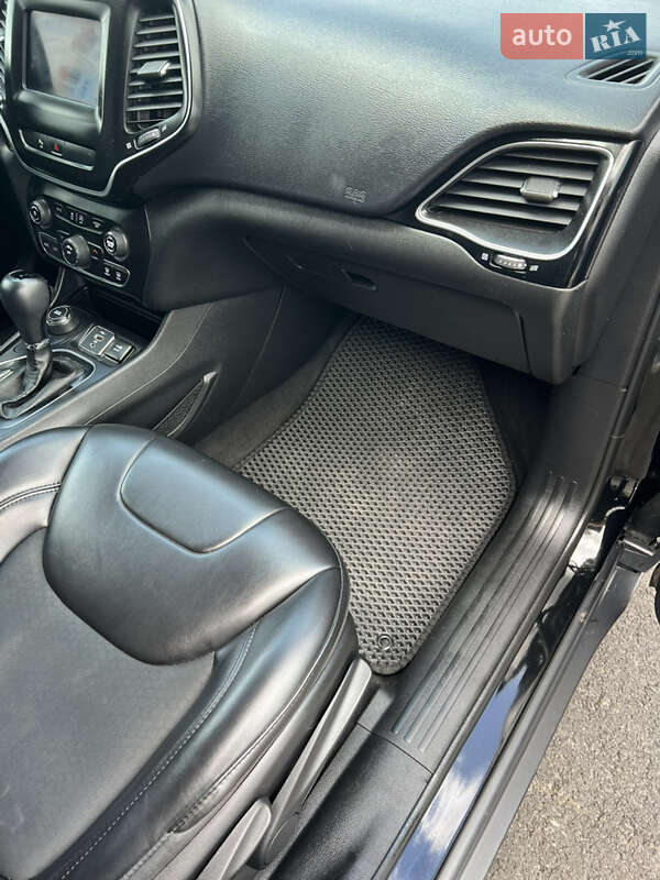 Внедорожник / Кроссовер Jeep Cherokee 2019 в Ровно