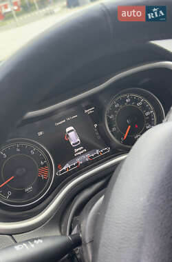 Внедорожник / Кроссовер Jeep Cherokee 2014 в 