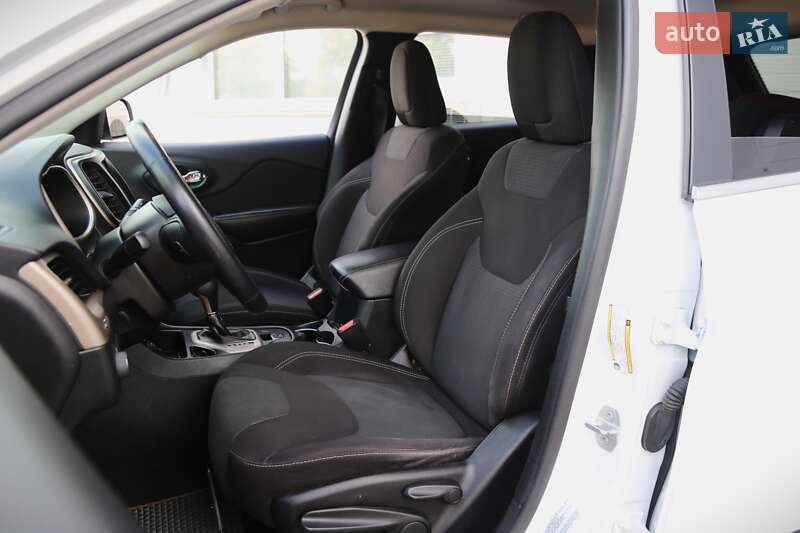 Внедорожник / Кроссовер Jeep Cherokee 2015 в Киеве