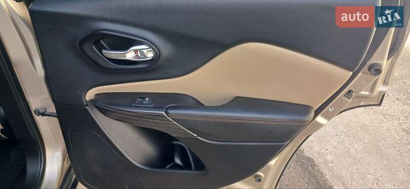 Позашляховик / Кросовер Jeep Cherokee 2015 в Кривому Розі