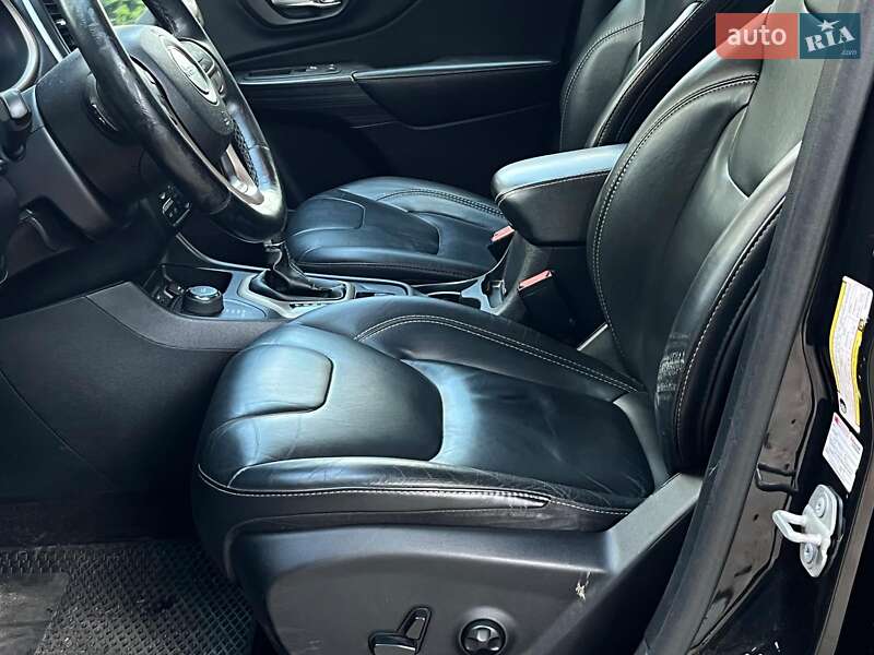 Внедорожник / Кроссовер Jeep Cherokee 2015 в Киеве