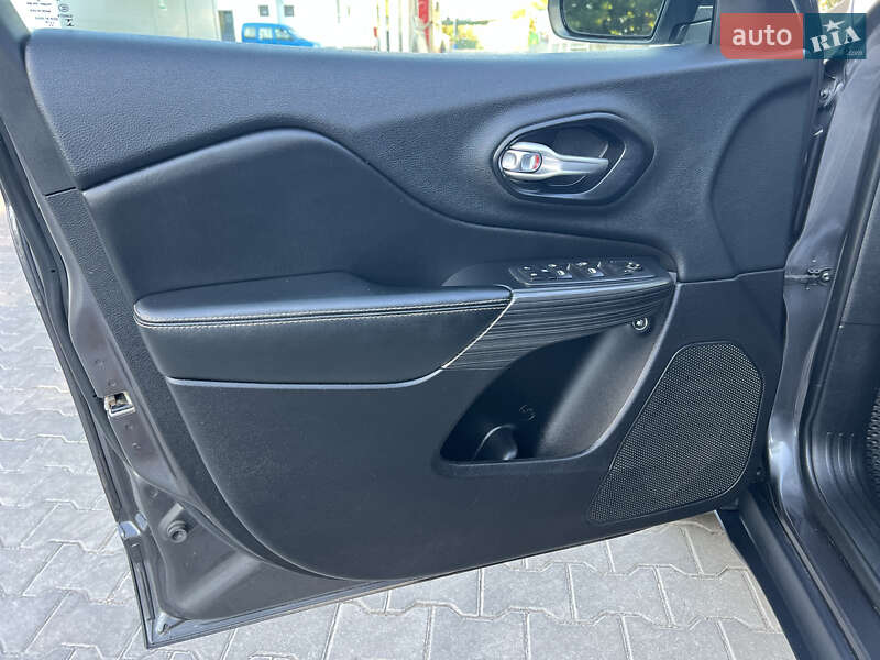 Внедорожник / Кроссовер Jeep Cherokee 2015 в Виннице