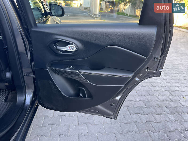 Внедорожник / Кроссовер Jeep Cherokee 2015 в Виннице