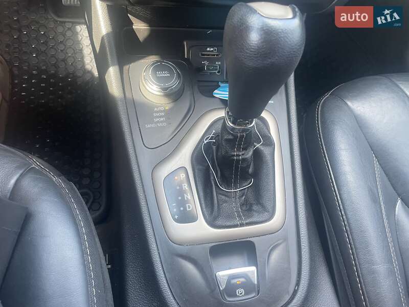 Позашляховик / Кросовер Jeep Cherokee 2015 в Тульчині