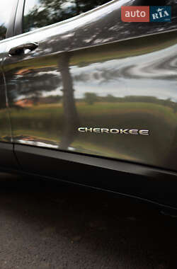 Внедорожник / Кроссовер Jeep Cherokee 2015 в 