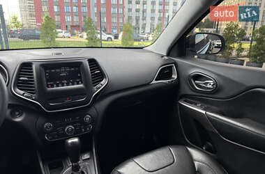 Внедорожник / Кроссовер Jeep Cherokee 2018 в 