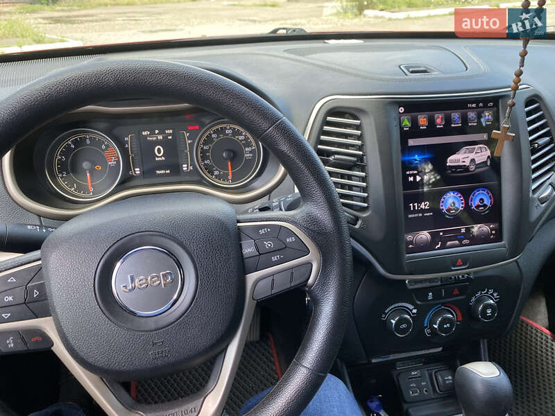 Внедорожник / Кроссовер Jeep Cherokee 2016 в Черновцах