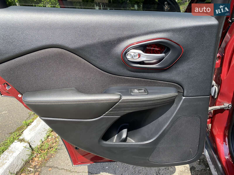 Внедорожник / Кроссовер Jeep Cherokee 2016 в Черновцах