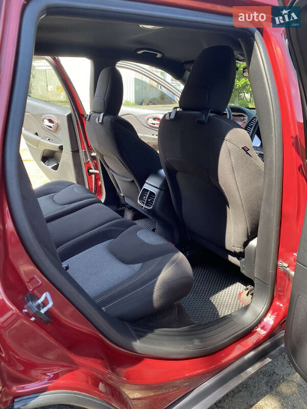 Внедорожник / Кроссовер Jeep Cherokee 2016 в Черновцах