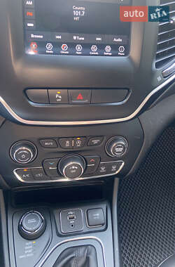 Позашляховик / Кросовер Jeep Cherokee 2018 в 