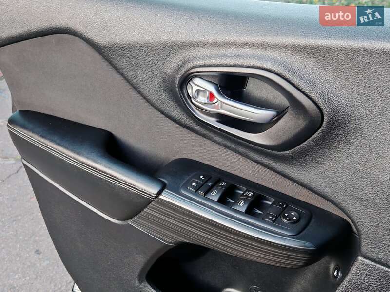 Внедорожник / Кроссовер Jeep Cherokee 2015 в Прилуках