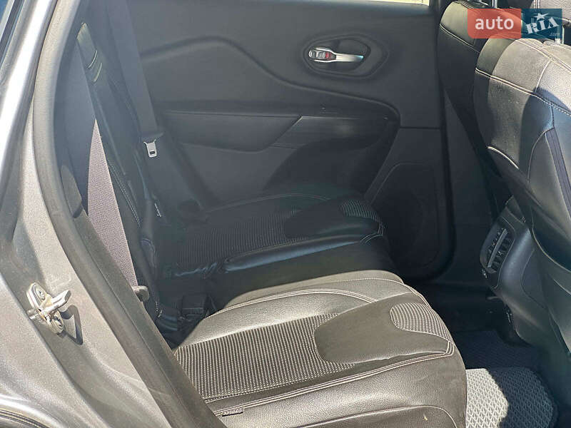 Внедорожник / Кроссовер Jeep Cherokee 2015 в Одессе