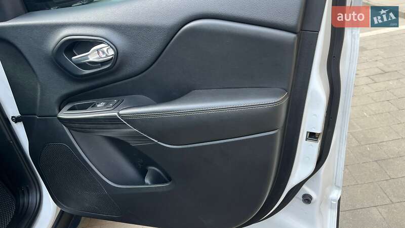 Внедорожник / Кроссовер Jeep Cherokee 2016 в Ужгороде