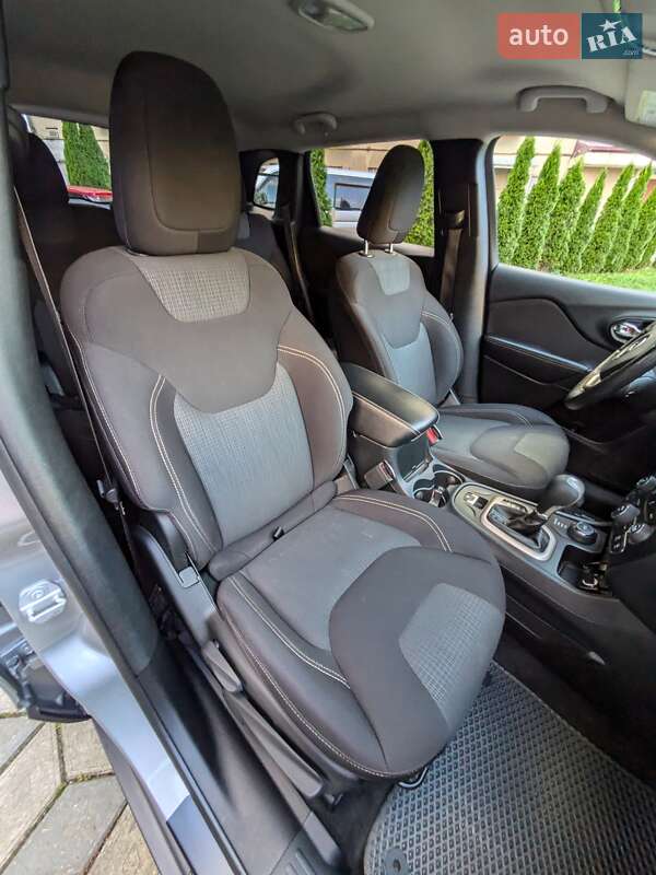 Внедорожник / Кроссовер Jeep Cherokee 2016 в Калуше