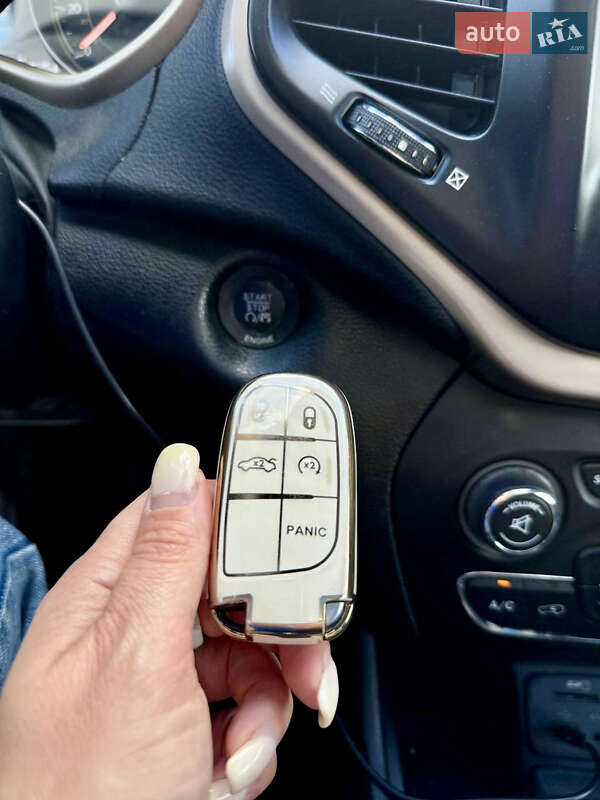 Позашляховик / Кросовер Jeep Cherokee 2013 в Львові