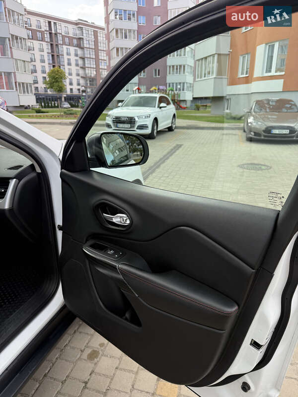 Позашляховик / Кросовер Jeep Cherokee 2015 в Новояворівську