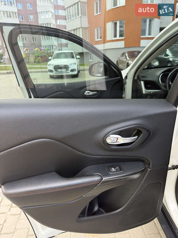 Позашляховик / Кросовер Jeep Cherokee 2015 в Новояворівську