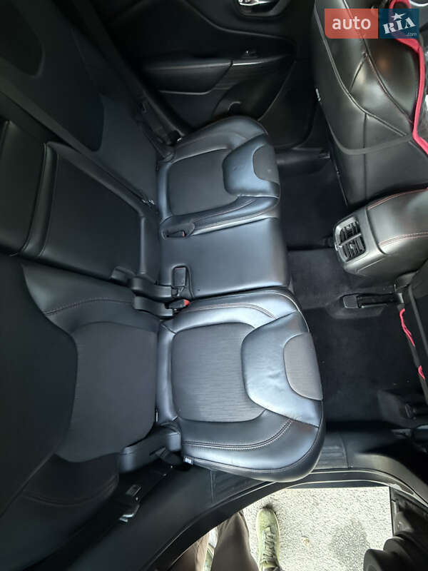 Внедорожник / Кроссовер Jeep Cherokee 2016 в Чернигове