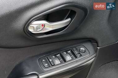 Внедорожник / Кроссовер Jeep Cherokee 2014 в 
