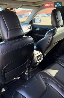 Внедорожник / Кроссовер Jeep Cherokee 2016 в 