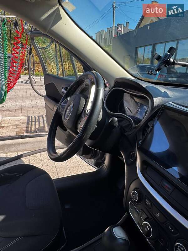 Позашляховик / Кросовер Jeep Cherokee 2015 в Львові