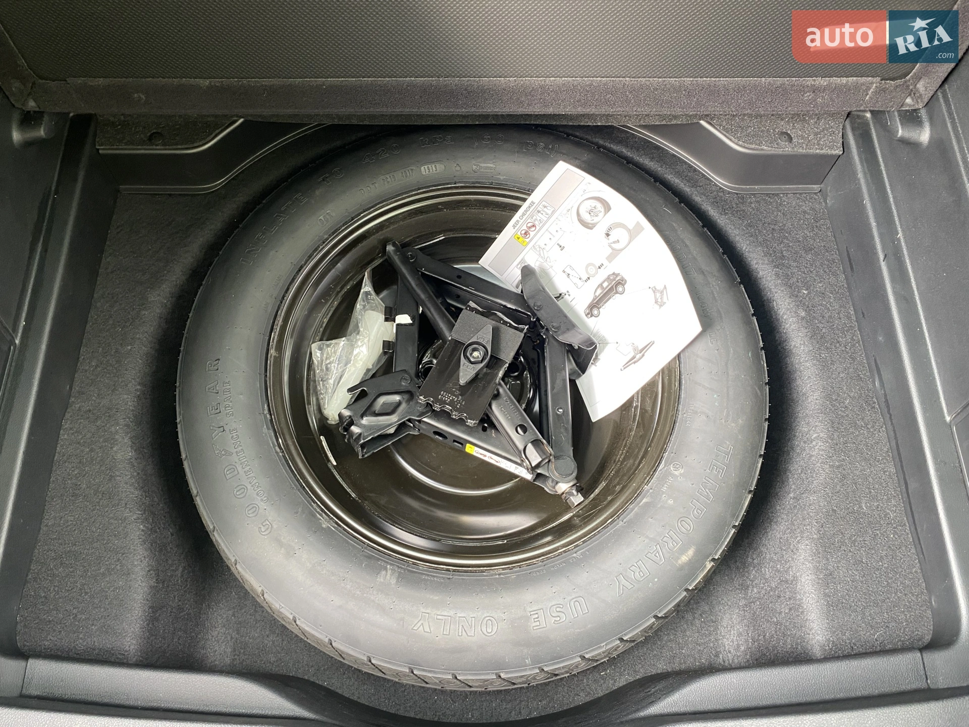 Jeep Cherokee 2019 VIN 1C4PJLLB7LD577390 фото оголошення 16 з 27