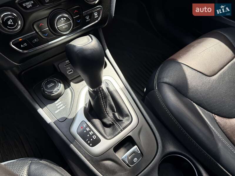 Внедорожник / Кроссовер Jeep Cherokee 2015 в Львове