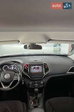 Внедорожник / Кроссовер Jeep Cherokee 2018 в 