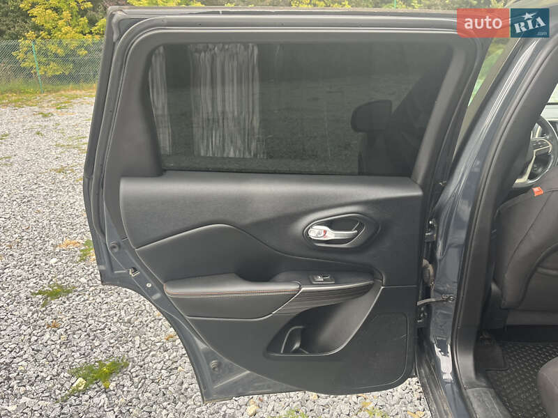 Позашляховик / Кросовер Jeep Cherokee 2016 в Львові