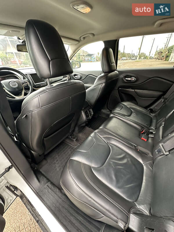 Внедорожник / Кроссовер Jeep Cherokee 2015 в Александровке