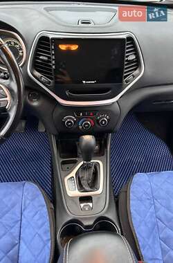 Внедорожник / Кроссовер Jeep Cherokee 2017 в 